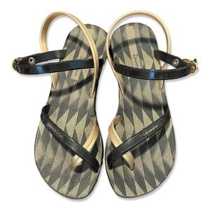 ⭐️IPANEMA Girls Gold and Black Strappy Sandals